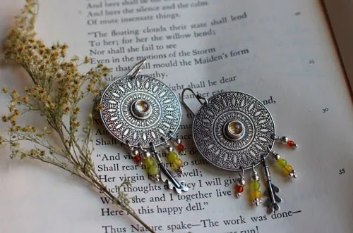 Pétalos del sol, aretes mandala en plata, ágata verde, ágata amarilla, citrino y cornalina