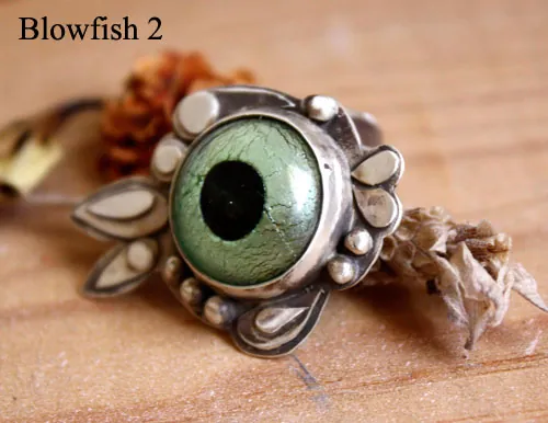 Pez globo, anillo de pez fugu en plata y vidrio