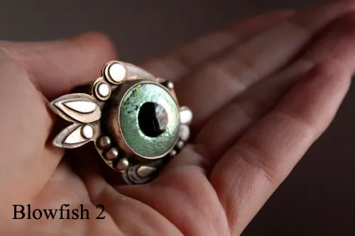 Pez globo, anillo de pez fugu en plata y vidrio