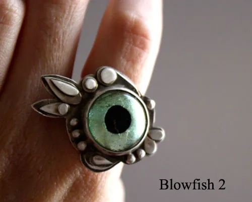 Pez globo, anillo de pez fugu en plata y vidrio