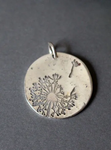 Pide un deseo, dije plumitas de diente de león en plata