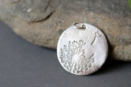Pide un deseo, dije plumitas de diente de león en plata