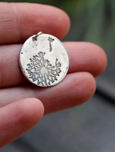 Pide un deseo, dije plumitas de diente de león en plata