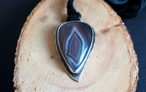 Piercing eye, eagle pendant in silver and Botswana agate