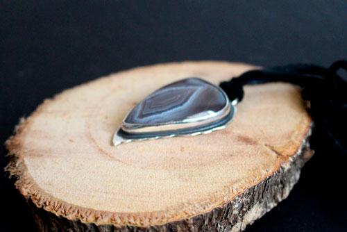 Piercing eye, eagle pendant in silver and Botswana agate