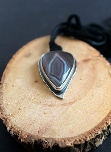 Piercing eye, eagle pendant in silver and Botswana agate