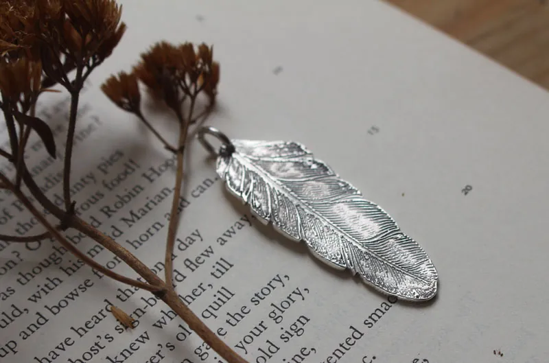 Pluma, dije paz y libertad en plata