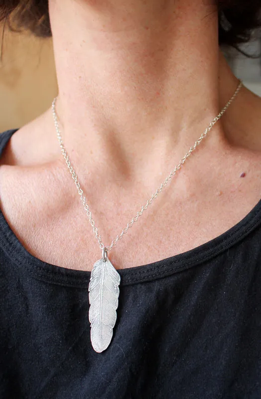 Pluma, dije paz y libertad en plata