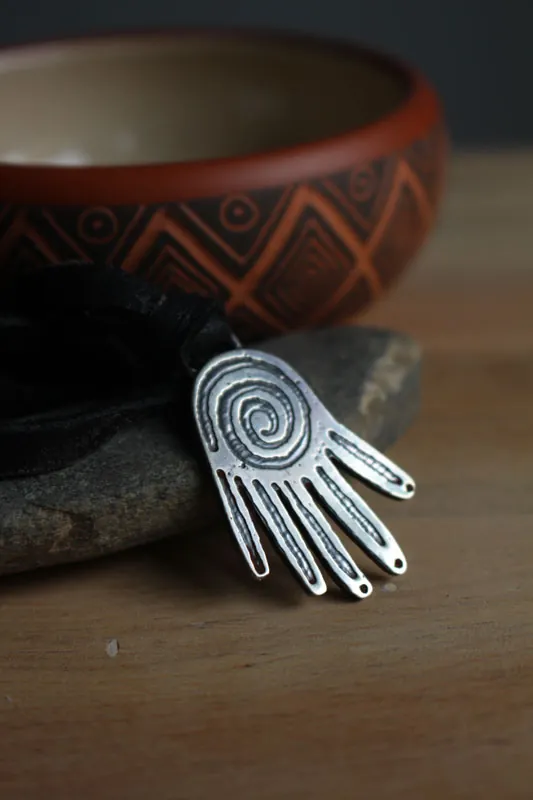Poder creativo, collar mano olmeca en plata