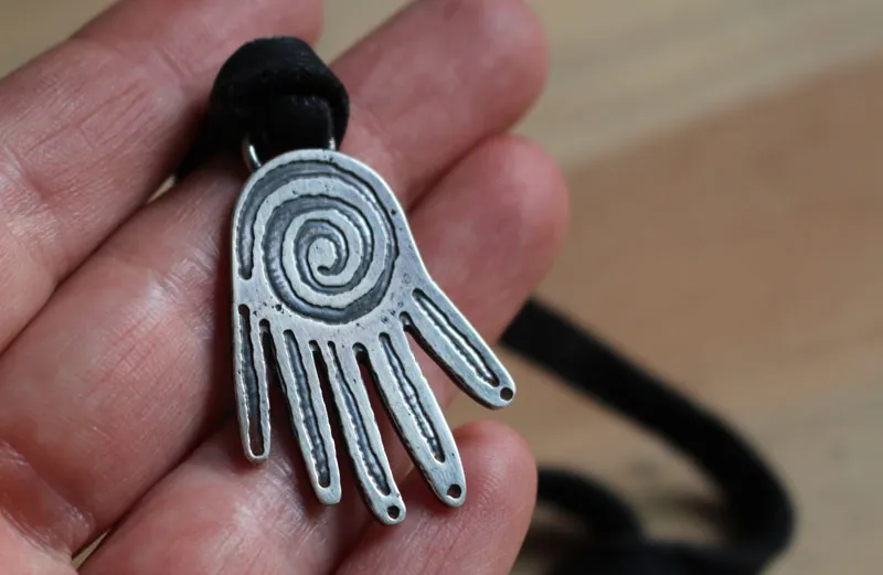 Poder creativo, collar mano olmeca en plata