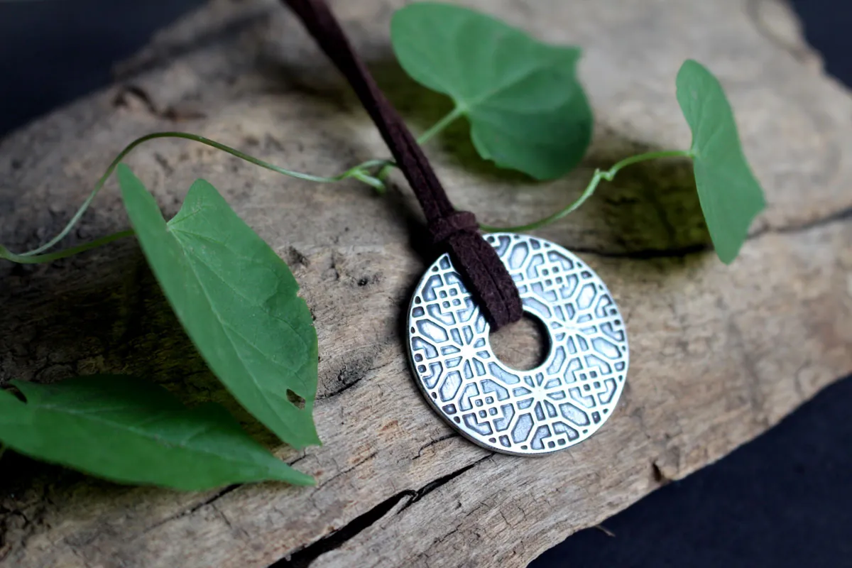 Poema de China, collar circular chino y geometría floral en plata