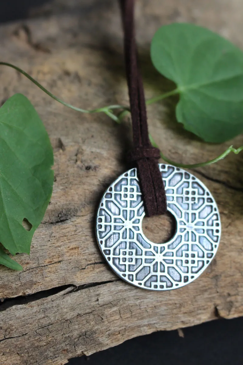 Poema de China, collar circular chino y geometría floral en plata