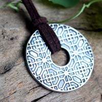 Poema de China, collar circular chino y geometría floral en plata