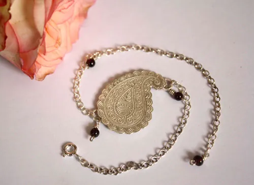 Poema de la tierra, tobillera y pulsera gota de cachemir en plata y granate