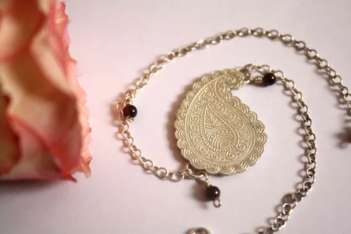 Poema de la tierra, tobillera y pulsera gota de cachemir en plata y granate