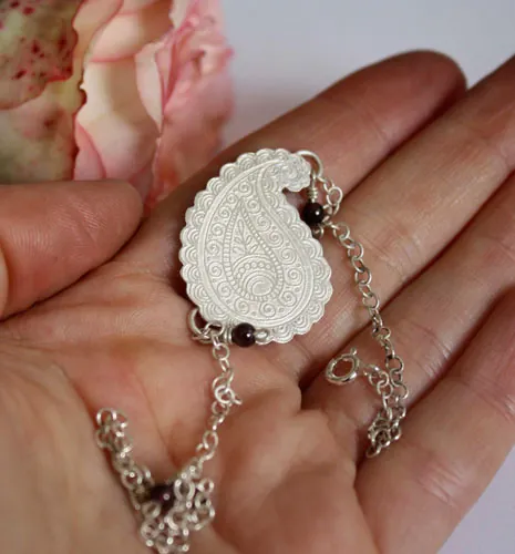 Poema de la tierra, tobillera y pulsera gota de cachemir en plata y granate