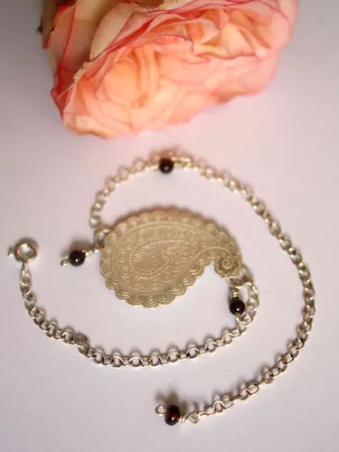 Poema de la tierra, tobillera y pulsera gota de cachemir en plata y granate