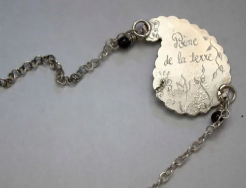 Poema de la tierra, tobillera y pulsera gota de cachemir en plata y granate