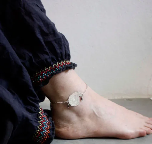 Poema de la tierra, tobillera y pulsera gota de cachemir en plata y granate
