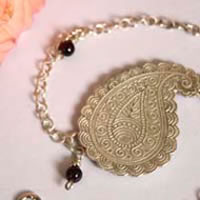 Poema de la tierra, tobillera y pulsera gota de cachemir en plata y granate