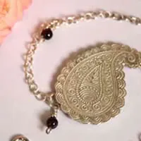 Poema de la tierra, tobillera y pulsera gota de cachemir en plata y granate