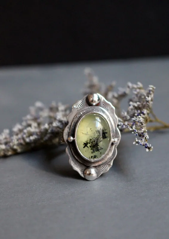 Poema de musgo, anillo botánico en plata y prehnita