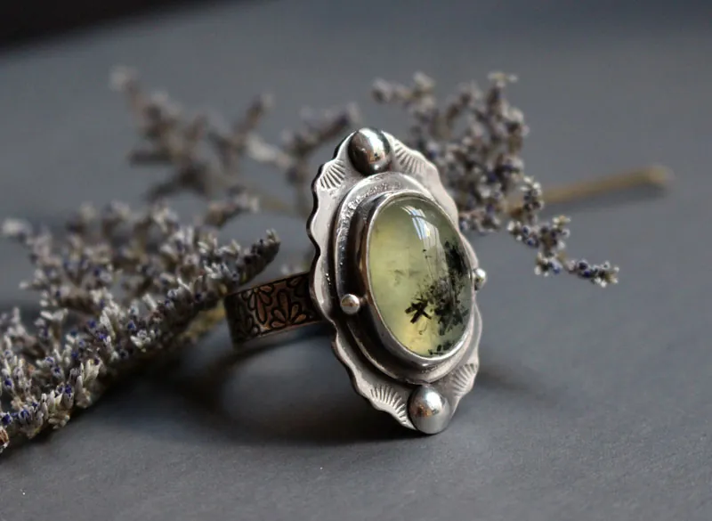 Poema de musgo, anillo botánico en plata y prehnita