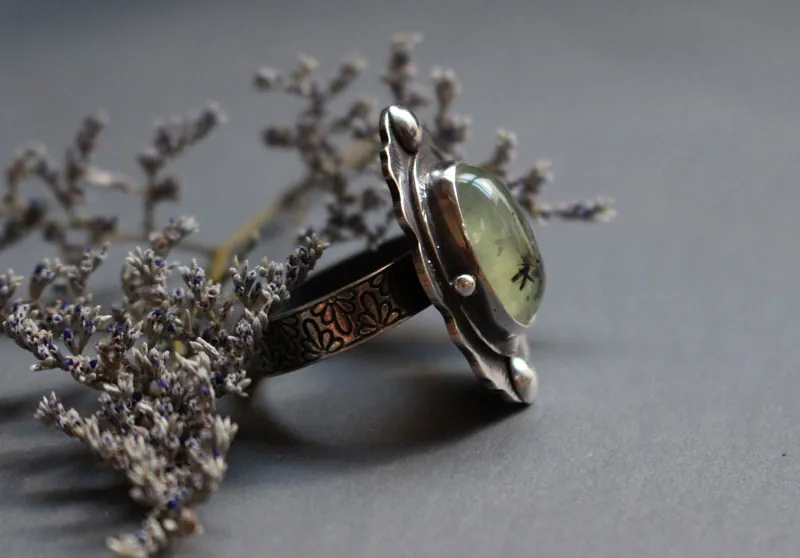 Poema de musgo, anillo botánico en plata y prehnita