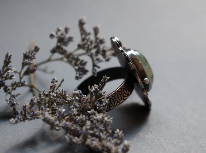 Poema de musgo, anillo botánico en plata y prehnita
