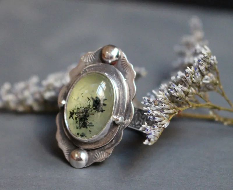 Poema de musgo, anillo botánico en plata y prehnita