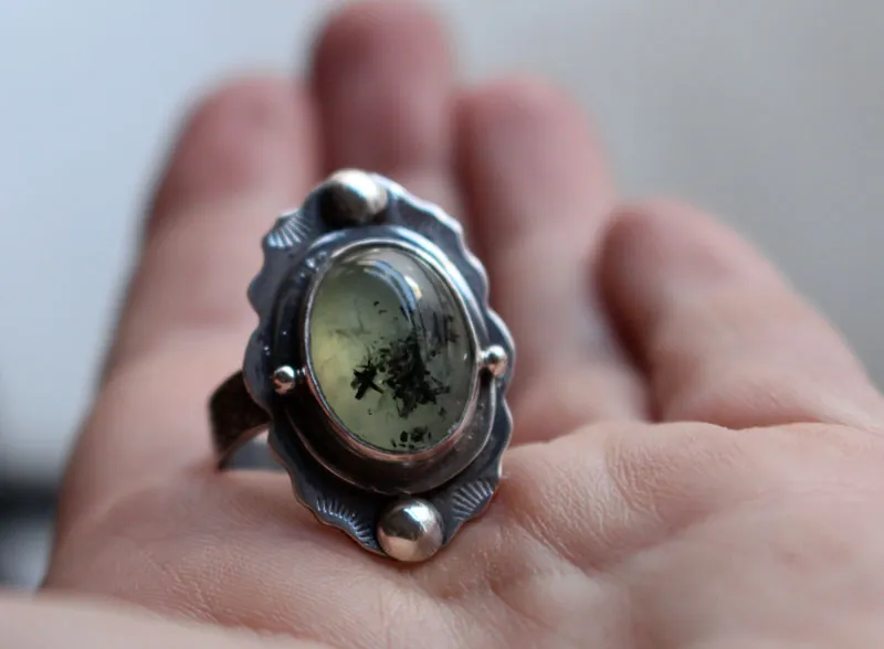 Poema de musgo, anillo botánico en plata y prehnita