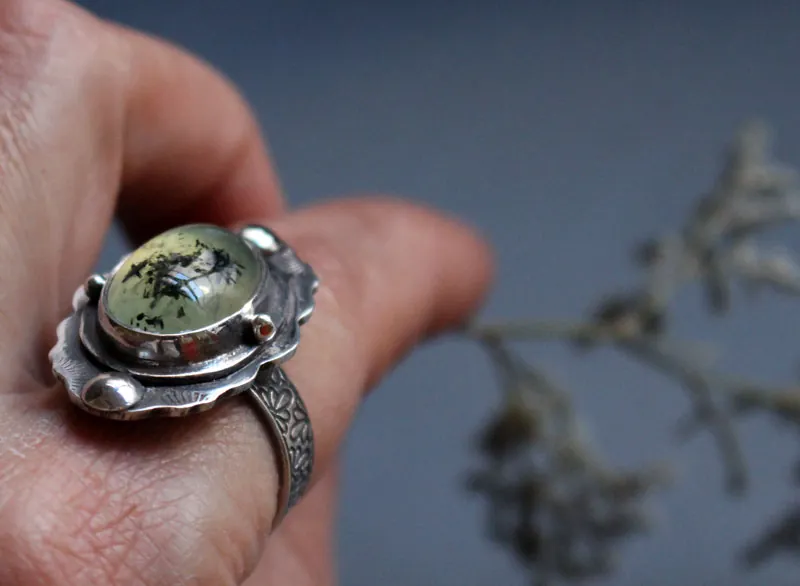 Poema de musgo, anillo botánico en plata y prehnita