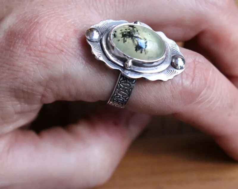 Poema de musgo, anillo botánico en plata y prehnita