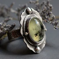 Poema de musgo, anillo botánico en plata y prehnita