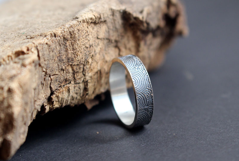 Portal del tiempo, anillo estela neolítica de Gavrinis en plata
