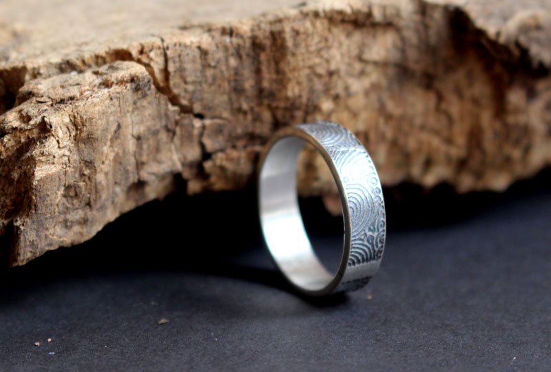 Portal del tiempo, anillo estela neolítica de Gavrinis en plata