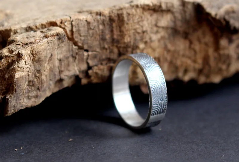 Portal del tiempo, anillo estela neolítica de Gavrinis en plata