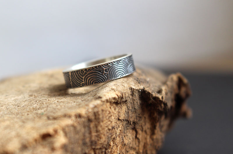 Portal del tiempo, anillo estela neolítica de Gavrinis en plata