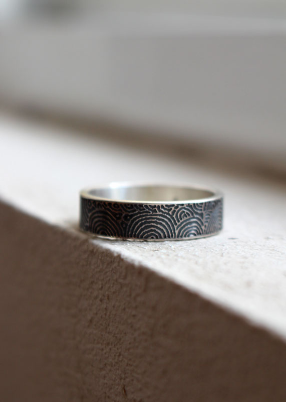 Portal del tiempo, anillo estela neolítica de Gavrinis en plata