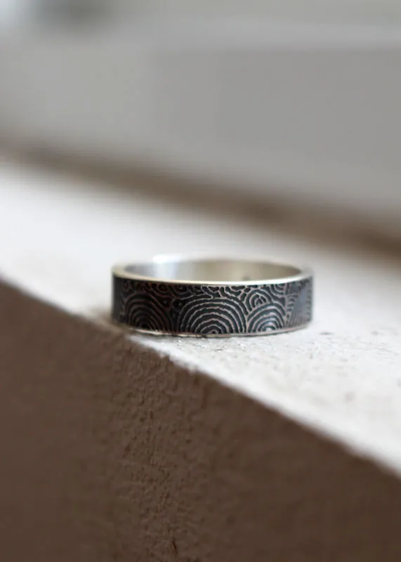 Portal del tiempo, anillo estela neolítica de Gavrinis en plata