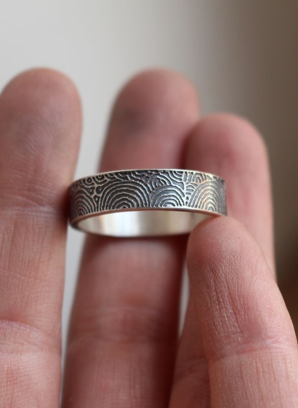 Portal del tiempo, anillo estela neolítica de Gavrinis en plata