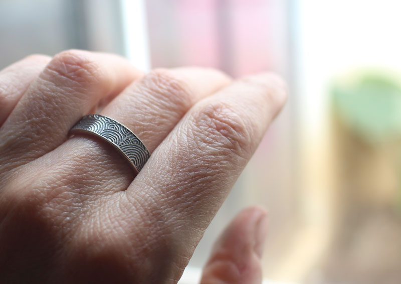 Portal del tiempo, anillo estela neolítica de Gavrinis en plata