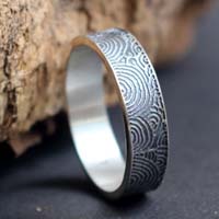 Portal del tiempo, anillo estela neolítica de Gavrinis en plata