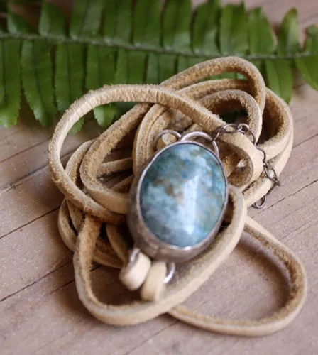 Poseidón, pulsera mar embravecido en plata, cuero y crisocola