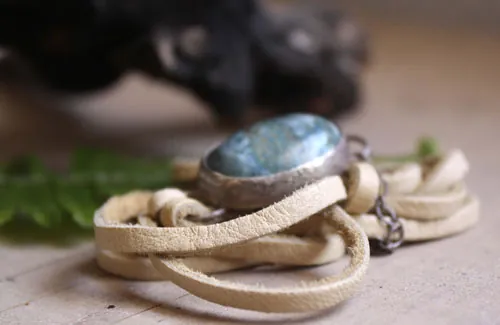 Poseidón, pulsera mar embravecido en plata, cuero y crisocola