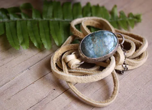 Poseidón, pulsera mar embravecido en plata, cuero y crisocola