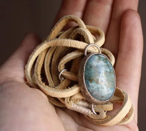 Poseidón, pulsera mar embravecido en plata, cuero y crisocola