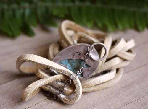 Poseidón, pulsera mar embravecido en plata, cuero y crisocola