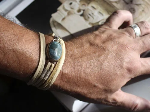 Poseidón, pulsera mar embravecido en plata, cuero y crisocola