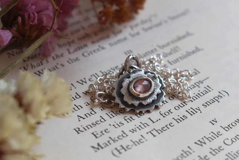 Prímula muslo de ninfa, collar floral en plata y zafiro rosa
